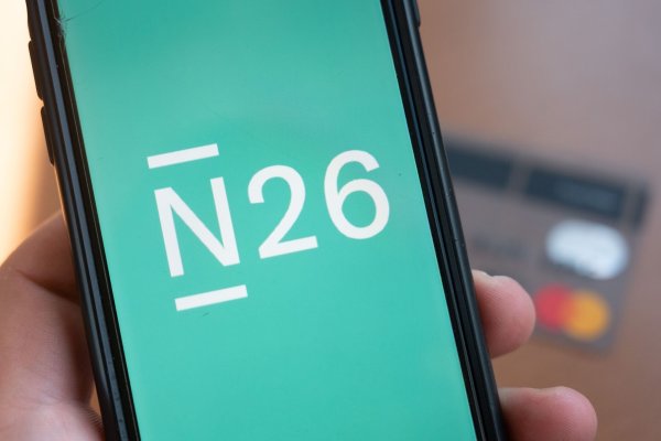 Die Smartphone-Bank N26 startet zusammen mit Vodafone ein Mobilfunkangebot für Deutschland. (Symbolbild) - © Christophe Gateau/dpa