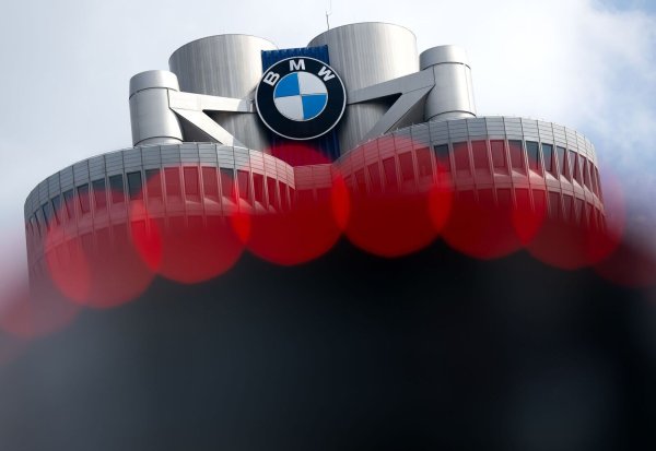 BMW hatte einen Fehlstart ins neue Jahr. (Archivbild) - © Sven Hoppe/dpa