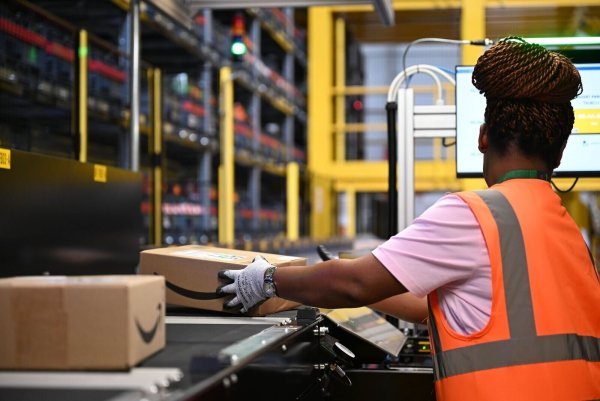Eine Amazon-Mitarbeiterin an einem Standort des US-Logistikers in Dortmund - ein Job von 40.000 in Deutschland, Tendenz steigend. - © Wolf von Dewitz/dpa