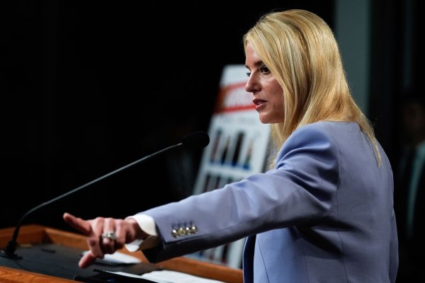 Erfolg für Trumps Justizministerin Pam Bondi: Anti-Drogenbehörden ist ein großer Schlag gegen den illegalen Drogenhandel gelungen. - © Julia Demaree Nikhinson/AP/dpa
