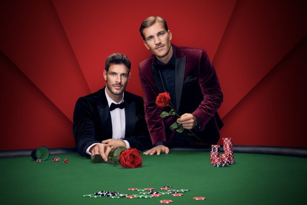 Sie verteilen bald die Rosen auf RTL: der Kölner Versicherungsfachmann Martin Braun und der Berliner Fotograf Felix Stein. (Handout) - © RTL / Benno Kraehahn/dpa