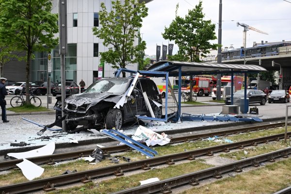 Das Auto fuhr in ein Haltestellenhäuschen nahe der Donnersbergerbrücke. - © Felix Hörhager/dpa