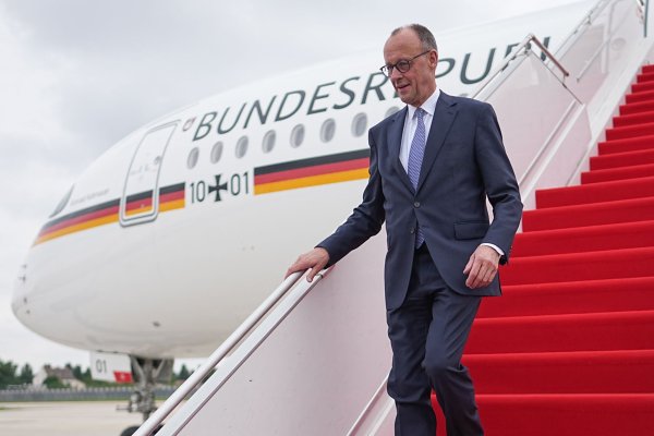 Der neue Bundeskanzler ist zu seinem ersten Besuch im Ausland in Paris eingetroffen. - © Michael Kappeler/dpa