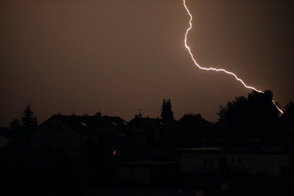 Vergangene Nacht hat es ordentlich gewittert. Wie hier in Bad Salzuflen-Knetterheide. - © Freitag TV