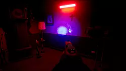 Risse in der Wand, ein Handabdruck, ein Kreuz (immerhin hängt es richtig herum) und wählerische Elektrizität (die Stehlampe ist aus, aber die rote Leuchtstoffröhre brennt wie eine Wucht), solche Orte begehen wir in dem Spiel. - © Blue Hat Studio