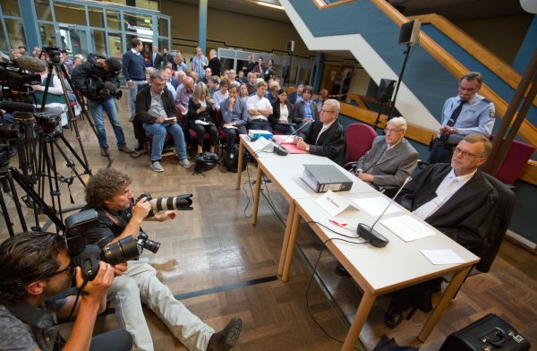 Im Fokus der Presse: Reinhold Hanning und Andreas R. Scharmer, einer seiner beiden Verteidiger. - © Oliver Krato