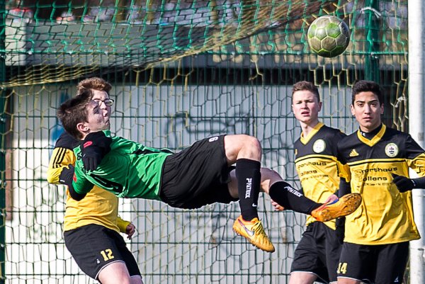 Sehenswert: den Ansatz eines Seitfallziehers bietet hier Dennis Keller vom TSV Oerlinghausen. - © Egon Penner