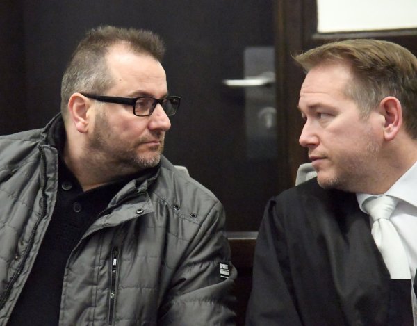 Strategie geändert: Der Angeklagte Wilfried W., hier neben Verteidiger Carsten Ernst, wird sein Schweigen beenden. - © Marc Köppelmann