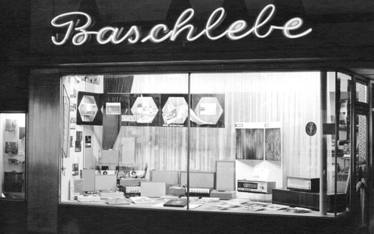 1945 eröffnete Günter Baschlebe, Großvater der heutigen Inhaber, in Lemgo ein Geschäft für Fein- und Rundfunkmechanik. - © Hörgeräte Baschlebe