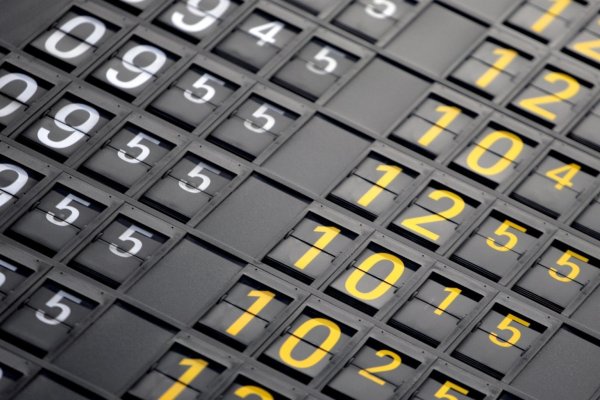 Abflugtafel - © Foto: Fredrik von Erichsen/dpa/dpa-tmn