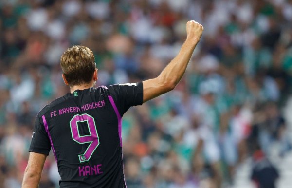 Bayerns Harry Kane bejubelt sein erstes Tor in der Bundesliga: Das 2:0 gegen den SV Werder Bremen. - © Axel Heimken/dpa