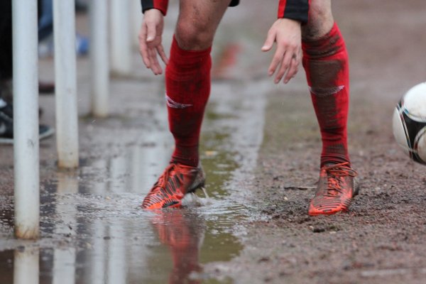Pfützen auf dem Aschenplatz: Eine Wasserschlacht entfällt am Sonntag in Horn, der TSV weicht nach Schlangen aus. - © Jörg Hagemann