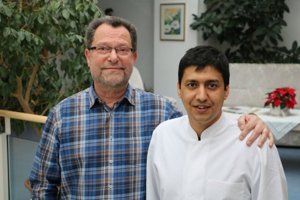 Zwei Arztgenerationen: Nashwan Mohammed (rechts) führt die Praxis von Dr. Helmut Feucker in Wüsten weiter. - © Yvonne Glandien
