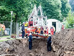 Die Grabungsleiterin war von einem Stein am Kopf getroffen worden und musste in ein Krankenhaus gebracht werden. - &copy; FOTO: CHRISTIAN MATHIESEN