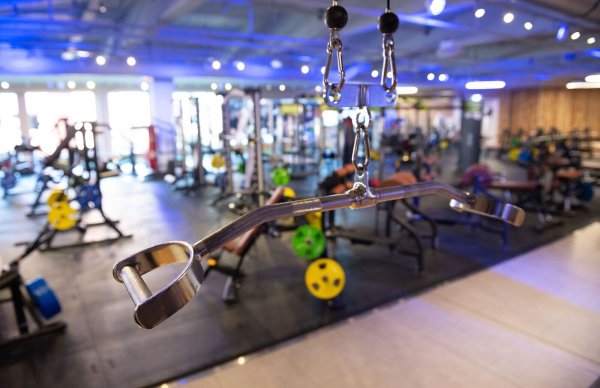 Viele nehmen sich zu viel vor. Fitnessstudios leeren sich zur Mitte des Jahres meist wieder. - © Jonas Walzberg/dpa/dpa-tmn