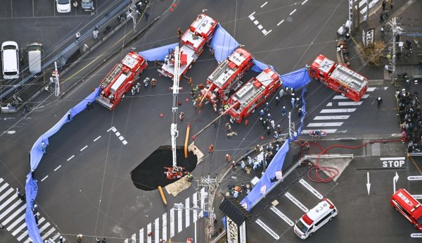 Mitten auf einer Kreuzung brach in Japan die Straße ein. - © -/kyodo/dpa