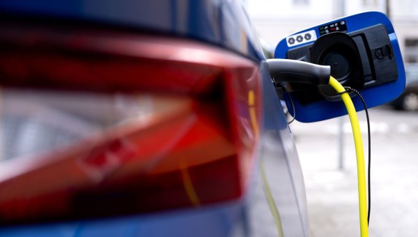 Elektroauto beim Laden. Im zweiten Halbjahr könnten die Preise purzeln. (Symbolbild) - © Sven Hoppe/dpa