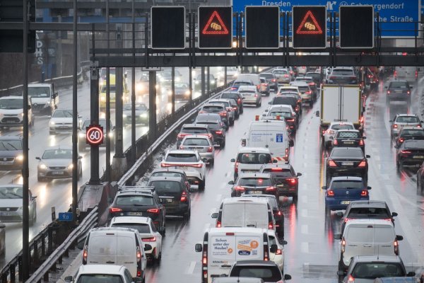 2024 waren die Menschen in Deutschland wieder mehr mit dem Auto unterwegs. (Archivbild). - © Sebastian Christoph Gollnow/dpa