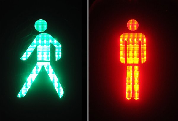 Ob Fußgänger, Auto- oder Radfahrer: Der ADAC stellte bei einer Untersuchung in Köln eine Reihe von Rotlichtverstößen fest. (Symbolbild) - © Felix Hörhager/dpa