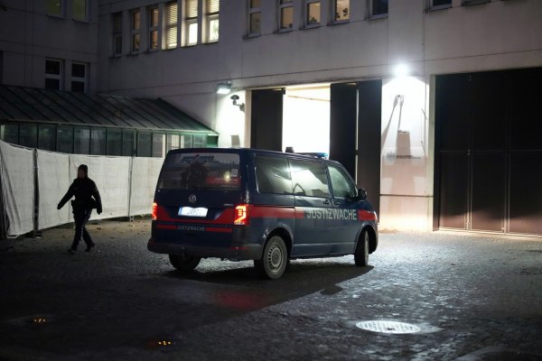 Benko wurde von Innsbruck in diese Justizvollszugsanstalt in Wien überstellt. - © Georg Hochmuth/APA/dpa