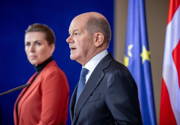 US-Präsident Trump macht wegen Grönland massiv Druck auf Dänemark. Ministerpräsidentin Mette Frederiksen stimmt sich nun mit Kanzler Scholz ab und reist auch nach Paris und Brüssel. - © Michael Kappeler/dpa