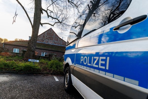 Ermittler haben zehn Wohn- und Geschäftsräume mutmaßlicher Schleuser und Geschleuster durchsucht. - © Christoph Reichwein/dpa