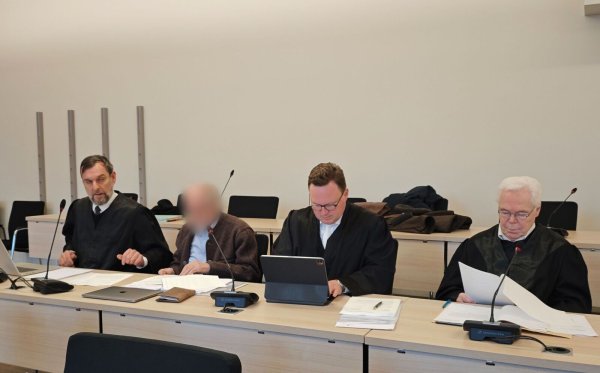 Verbotene Sterbehilfe: Arzt weist Vorwürfe zurück - © Jörn Hartwich/dpa