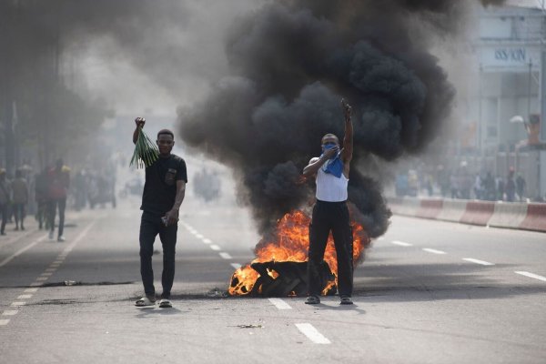 Demonstranten haben mehrere Botschaften angegriffen. - © Samy Ntumba Shambuyi/AP/dpa