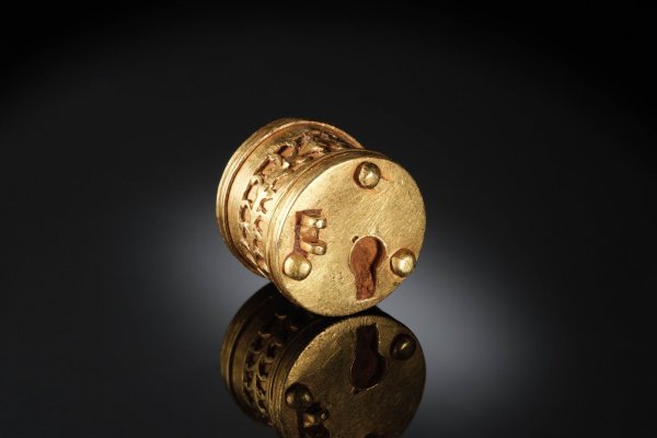 Dieses römische Miniatur-Dosenschloss aus Gold mit den Maßen 1,2 mal 1,1 Zentimeter hat ein Sondengänger 2023 in Petershagen gefunden. Der Landschaftsverband Westfalen-Lippe (LWL) stellt den Fund am Dienstag in Münster vor. - © Stefan Brentführer/Landschaftsverband Westfalen-Lippe/dpa