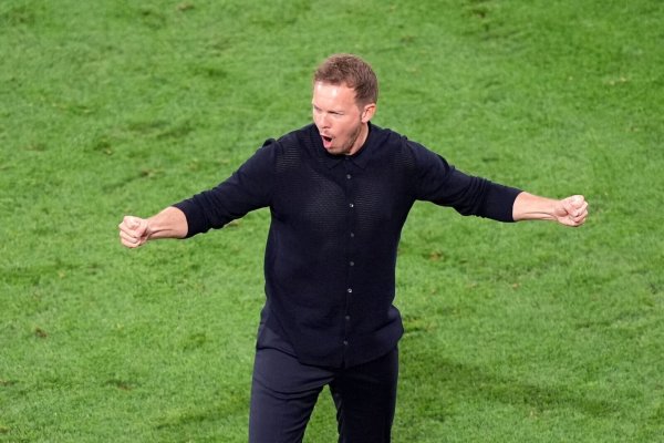 Julian Nagelsmann bejubelt bei der Heim-EM den Achtelfinalsieg gegen Dänemark in Dortmund. - © Marcus Brandt/dpa