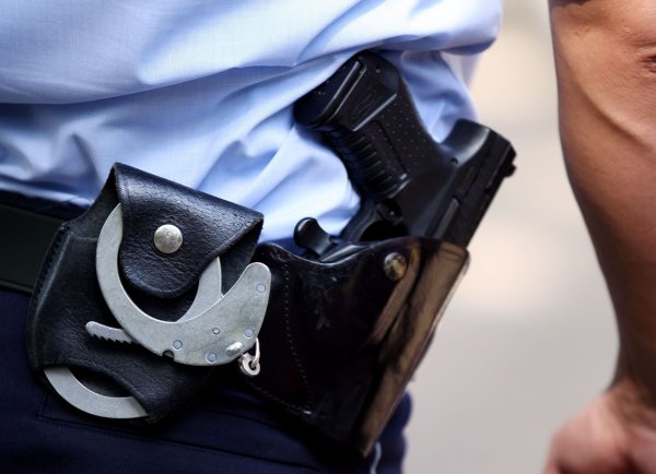 Die Polizei nahm einen Tatverdächtigen fest. Er hatte Schnittverletzungen an den Händen. (Symbolbild) - © Oliver Berg/dpa