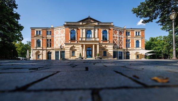 2026 wollten die Festspiele groß Jubiläum feiern - doch für die großen Pläne fehlt das Geld. (Archivbild) - © Daniel Karmann/dpa