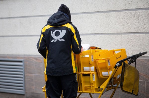 Postboten im Dienst dürften in den größeren bayerischen Städten am Dienstag Mangelware sein. (Archivbild) - © Thomas Banneyer/dpa
