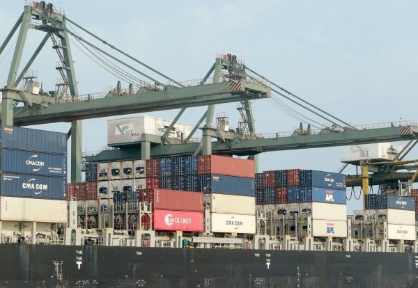 Container werden in Vietnam auf ein Schiff verladen. (Archivbild) - © Hau Dinh/AP/dpa