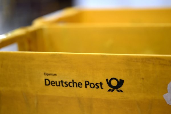 Plastikboxen der Deutschen Post stehen in einer Zustellbasis herum - auch dort könnte der Warnstreik Auswirkungen haben. - © Wolf von Dewitz/dpa