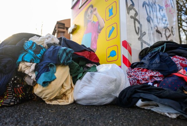 In Deutschland landen viele Textilien im Müll (Symbolbild) - © Hendrik Schmidt/dpa