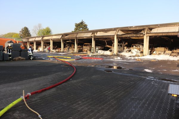 Eine ausgebrannte Halle und 21 zerstörte Fahrzeuge waren die Bilanz eines Brandes auf dem Detmolder Bauhof. - © Janet König