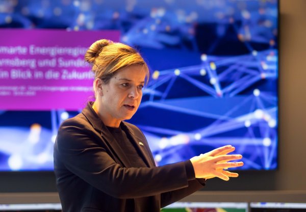 NRW-Energieministerin Mona Neubaur besucht die Netzleitstelle des Verteilnetzbetreibers Westnetz in Arnsberg. - © Dieter Menne/dpa/Archivbild