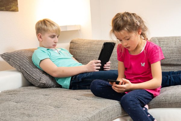 Smartphone oder Tablet: Die Funktionen Family Link oder Familienfreigabe ermöglichen Eltern, für ihre Kinder Nutzerkonten anzulegen und Regeln für die Nutzung festzulegen. (zu dpa: «So machen Eltern die Smartphones ihrer Kinder sicherer») - © Benjamin Nolte/dpa-tmn/dpa