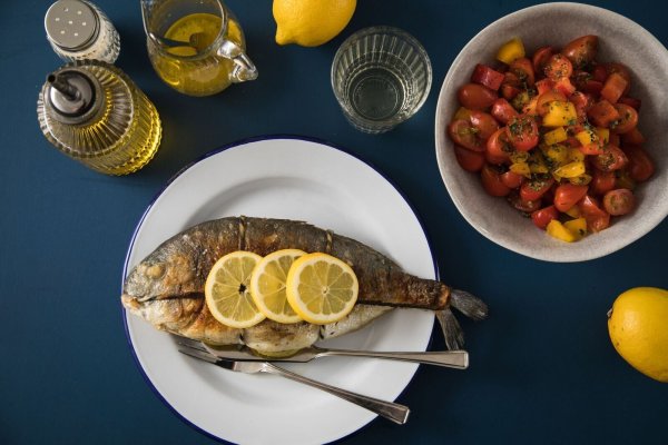 Bei einer ketogenen Ernährung stehen gesunde Fette im Vordergrund - zum Beispiel aus Fisch. - © Christin Klose/dpa-tmn