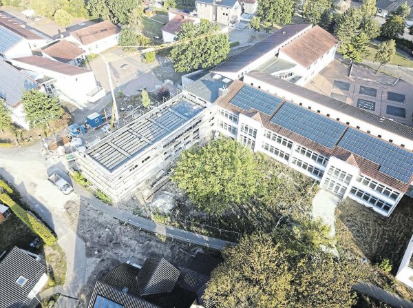 Aus der Vogelperspektive ist der Blick frei auf das neue Verwaltungsgebäude der Realschule Augustdorf mit dem Kran dahinter. Es müssen aber noch viele weitere Maßnahmen umgesetzt werden. - © Gemeinde Augustdorf