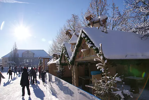In diesem Jahr kommt die Eisbahn zurück in den Lippegarten. - © Lemgo Marketing