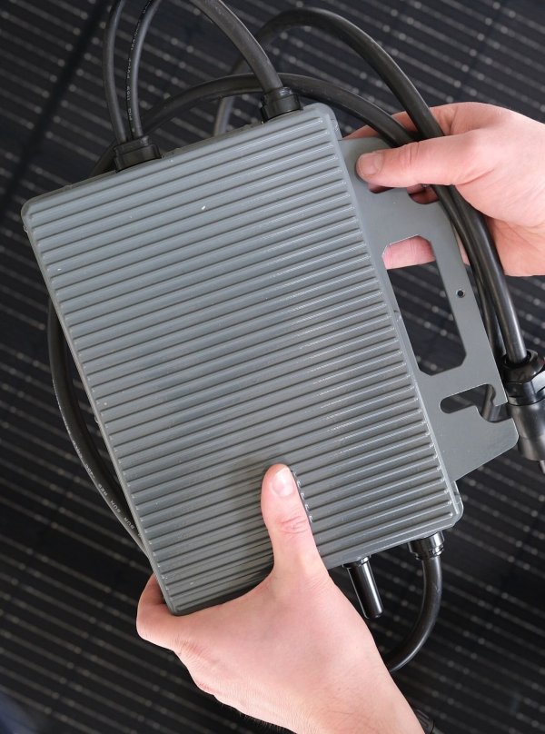 Der sogenannte Wechselrichter einer Solaranlage der Leipziger Firma Priwatt. Die Firma fertigt sogenannte Balkon-Kraftwerke für Wohnungen. - © Sebastian Willnow/dpa