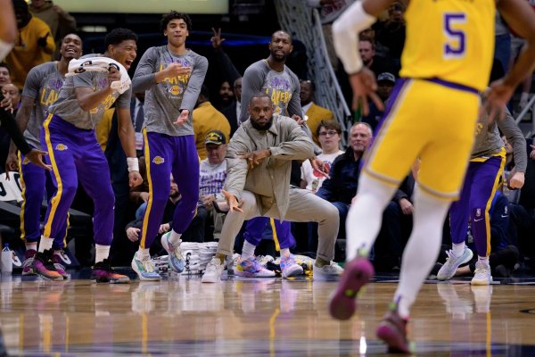 Lakers-Superstar LeBron James feuert sein Team von der Bank aus an. - © Matthew Hinton/AP/dpa