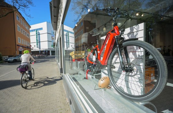 Fast jedes zweite in Deutschland verkaufte Fahrrad hatte im vergangenen Jahr einen Elektromotor. - © Andreas Arnold/dpa