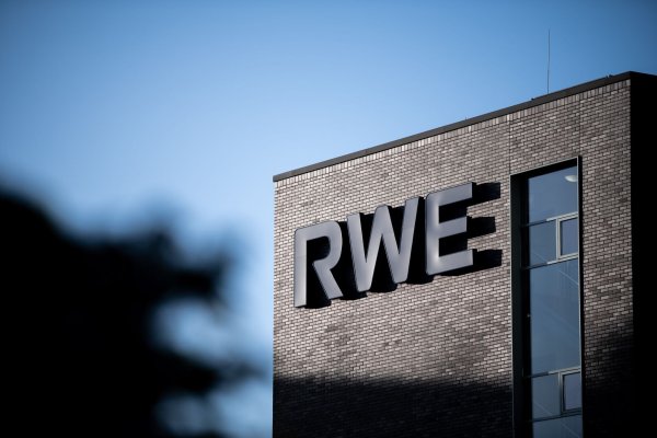 Nach dem Wahlsieg von Donald Trump bei den US-Präsidentschaftswahlen sieht der Energiekonzern RWE höhere Risiken für sein US-Geschäft. (Archivbild) - © Fabian Strauch/dpa