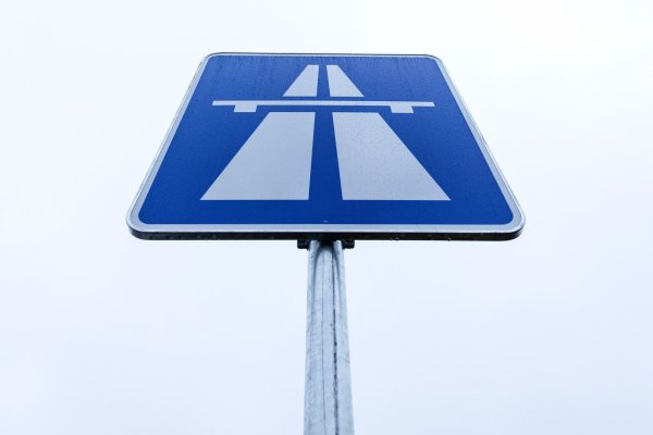 Autofahrer müssen sich nun doch nicht auf eine Sperrung der A1 bei Unna am Sonntag einstellen - die Sprengung wurde abgesagt. (Symbolbild) - © Friso Gentsch/dpa