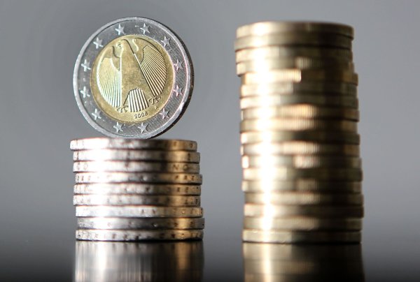 Wegen der schwachen Entwicklung der Wirtschaft und der Steuereinnahmen hat sich die nordrhein-westfälische Regierung im Landtag einen milliardenschweren Nachschlag zum laufenden Haushalt genehmigen lassen. (Symbolbild) - © Oliver Berg/dpa