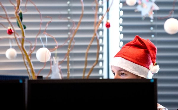 Ist das Weihnachtsgeld erstmal auf dem Konto, wird die Stimmung im Büro gleich viel festlicher. - © Zacharie Scheurer/dpa-tmn