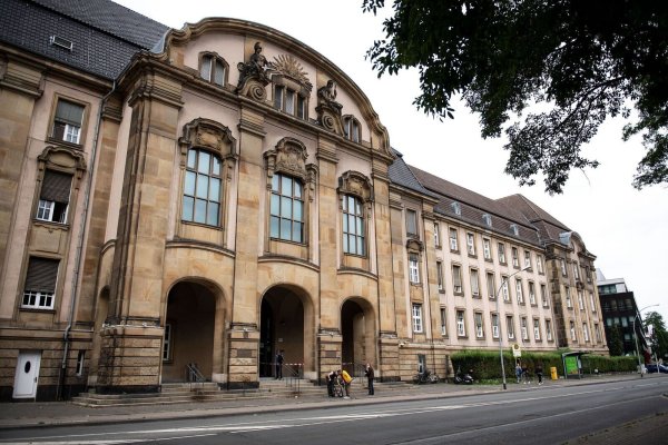 Am Landgericht wurde ein 22-Jähriger wegen Mordes zu lebenslanger Haft verurteilt. Die Tatwaffe: ein Mietwagen. - © Marius Becker/dpa